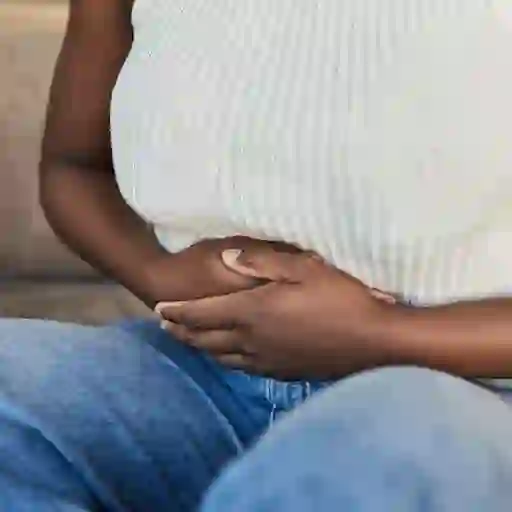 特写女人触摸她的腹部