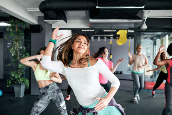 一群妇女在健身房一起享受舞蹈健身