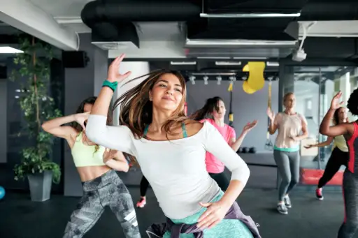 一群女人在健身房里一起跳舞健身