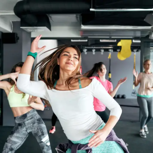 一群女人在健身房里一起跳舞健身