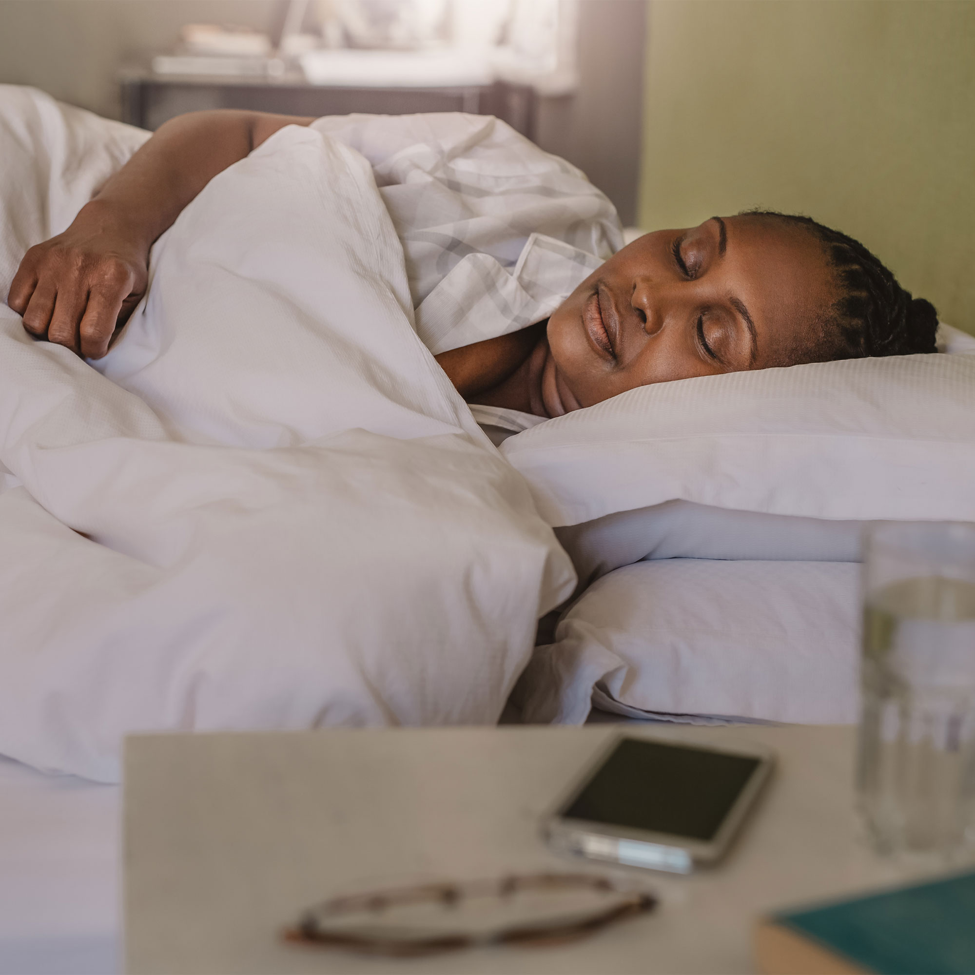 一个女人睡在床上