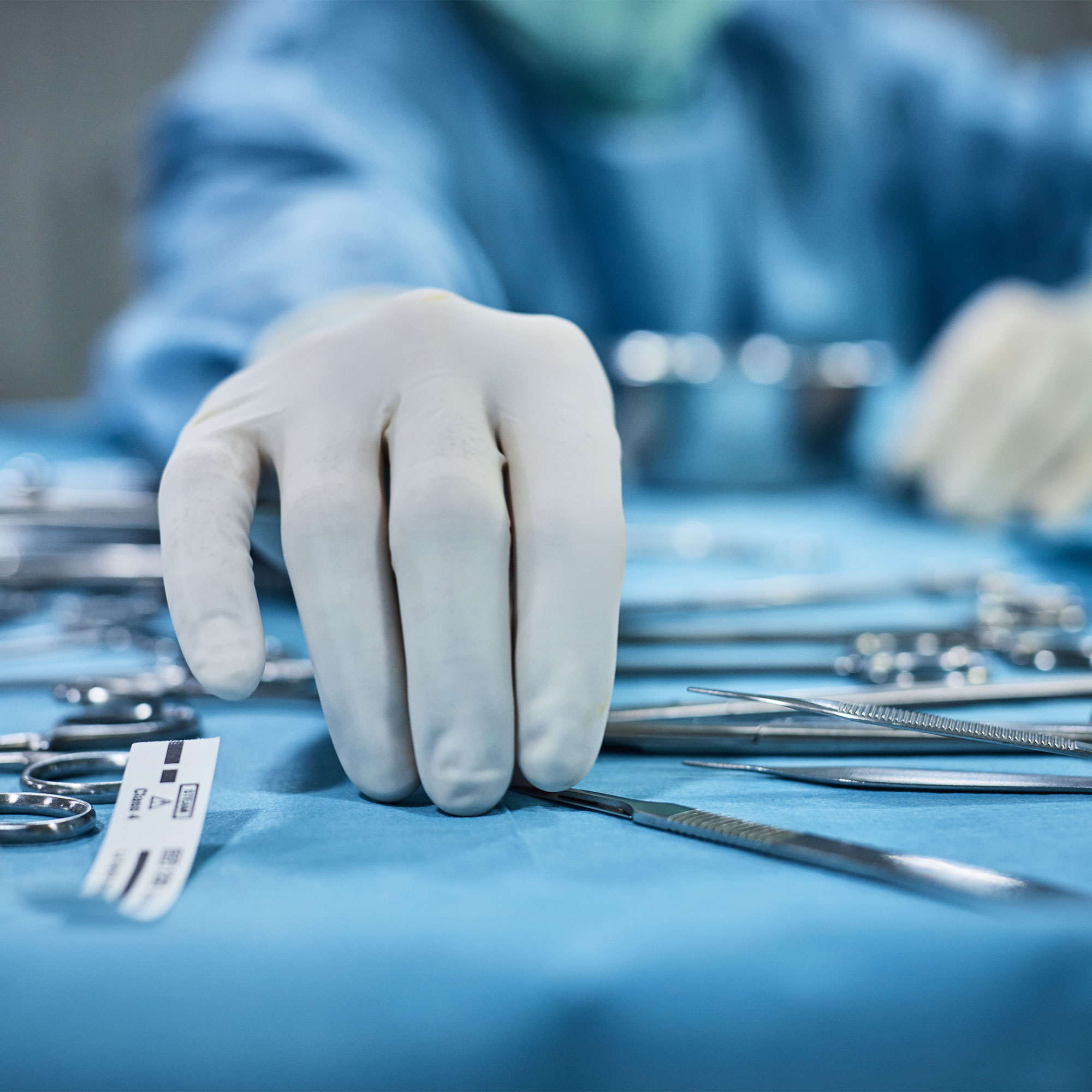 一个外科医生拿起手术器械的特写镜头