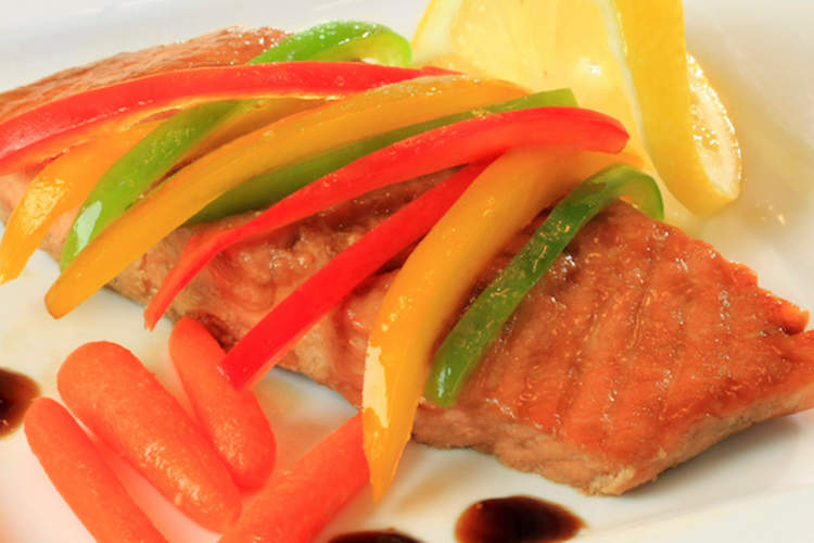 脂肪的鱼类,如鲑鱼可以帮助保护您的听力。