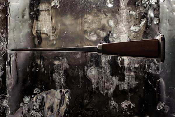 冰镐冻在冰里了。