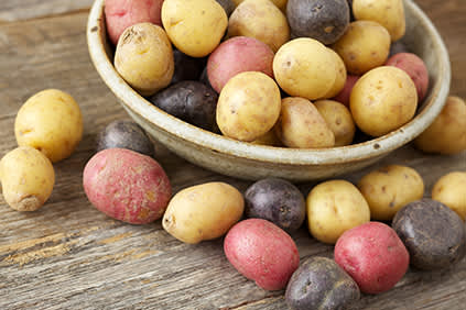 一碗各种各样的土豆。