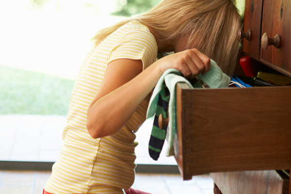 女人寻找在抽屉里的东西,