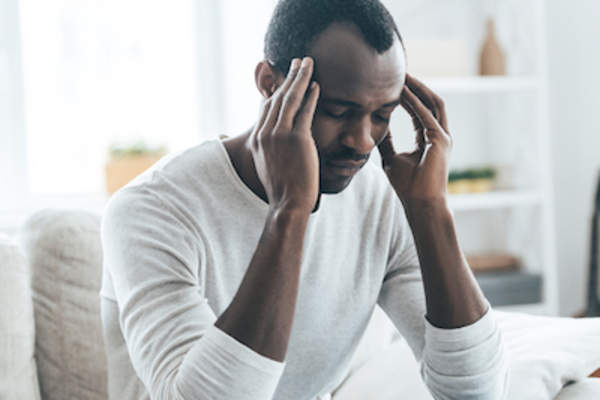 紧张的人揉着太阳穴。