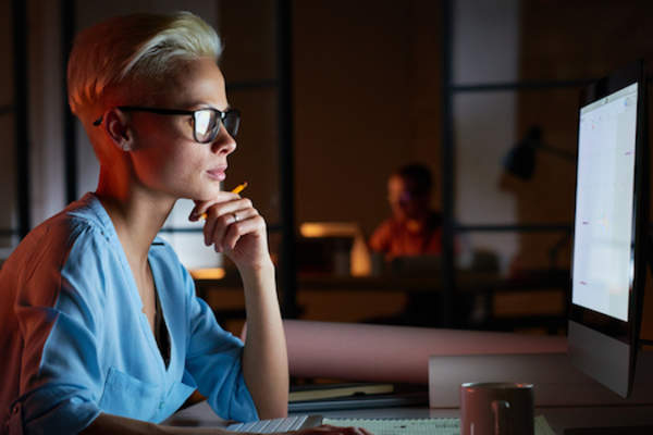 工程师工作到很晚到晚上