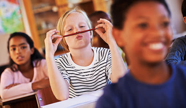 患有多动症的孩子上课不专心。