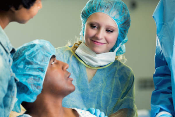 护士在手术前reasurres男性患者。