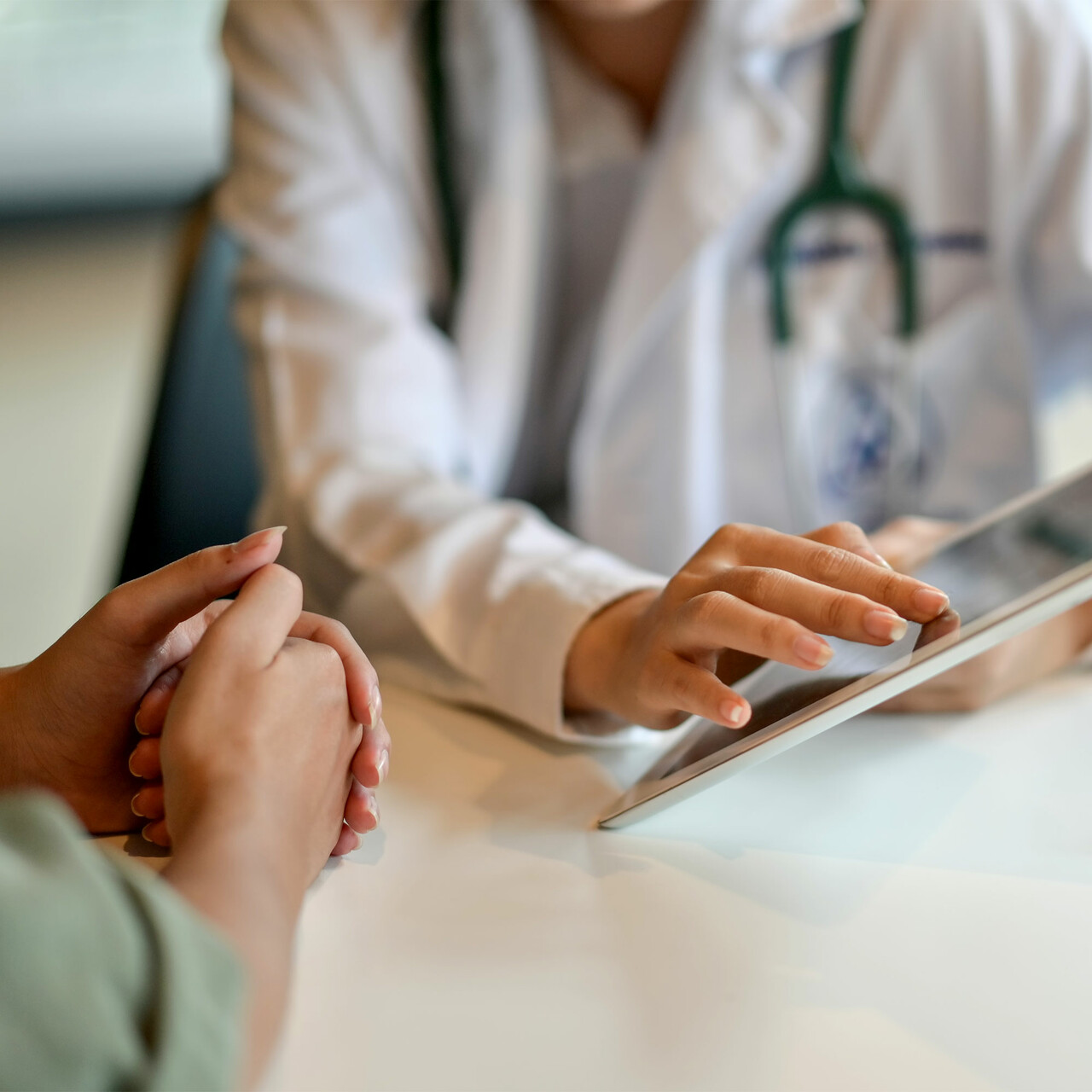 一个医生在平板电脑上显示患者信息