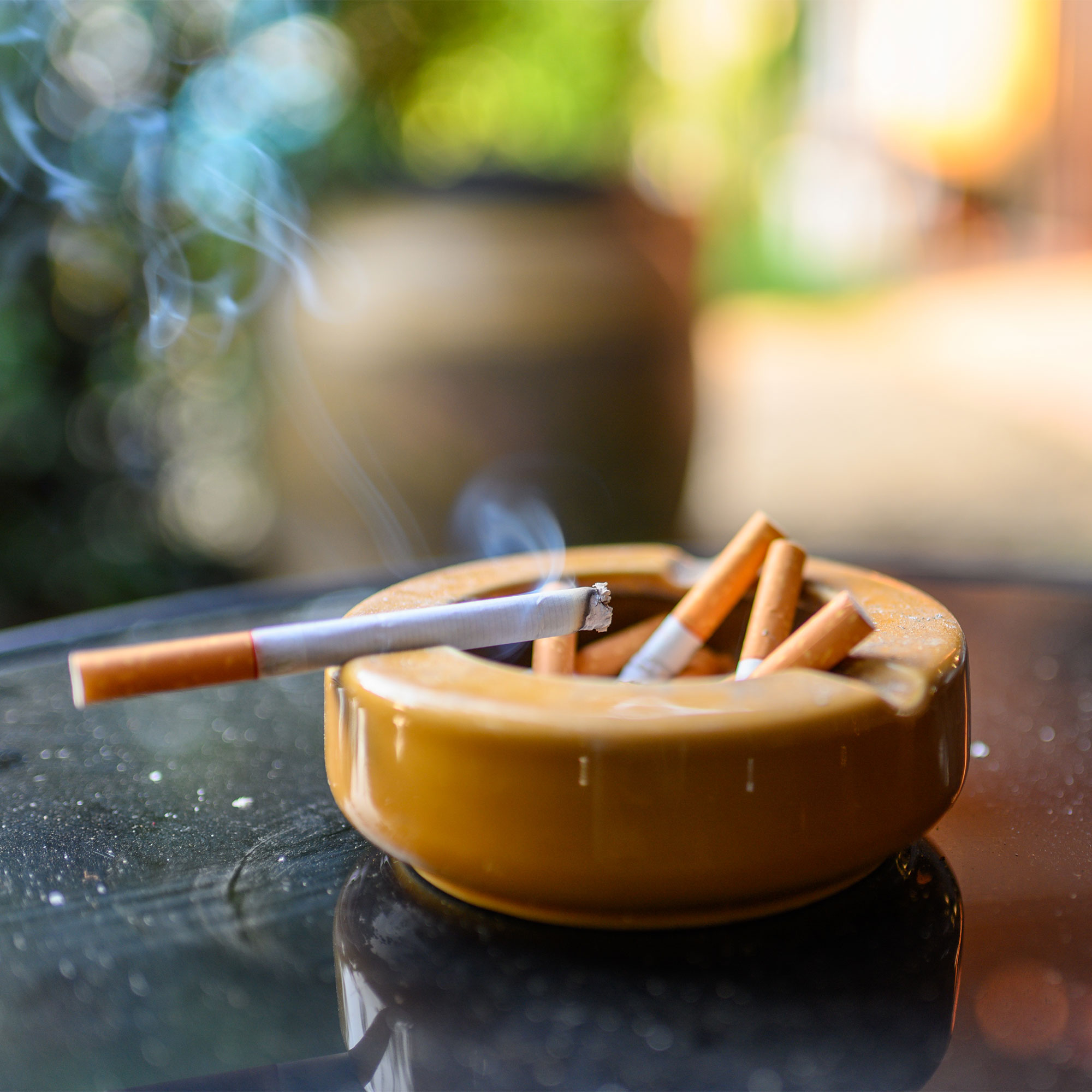 烟灰缸上的香烟