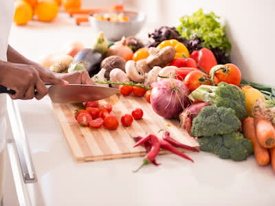 水果和蔬菜上的菜板。