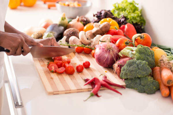 水果和蔬菜上的菜板。