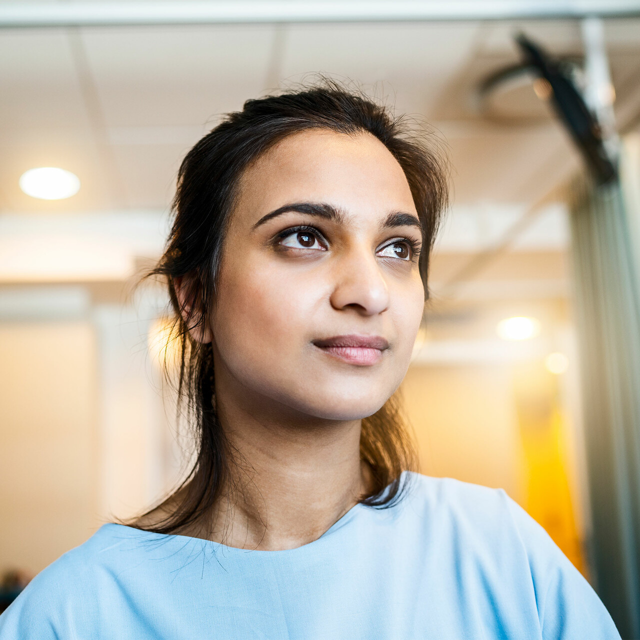 一位女病人坐在医院里