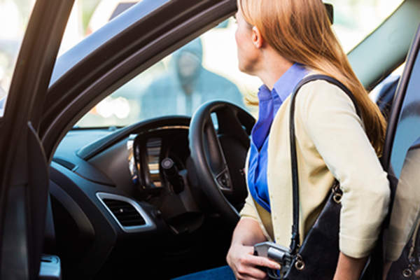 一个女人从车里出来,拿出她的枪。