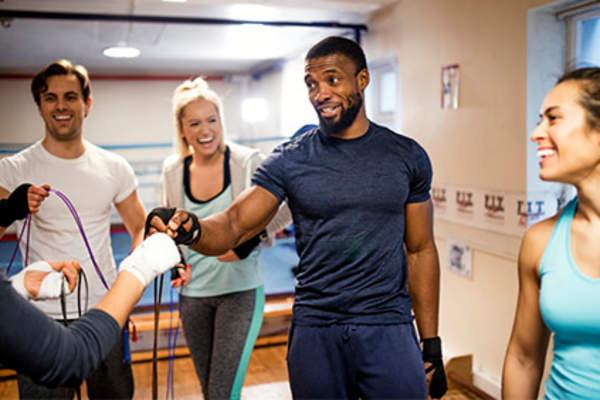 健身教练和健身班。