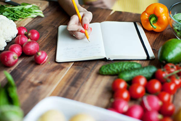 女人写下食物的清单。