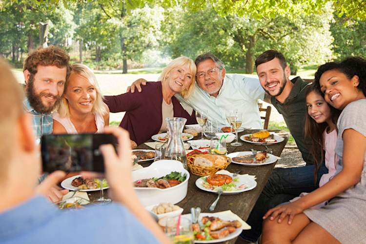 与野餐手机拍下的全家福。