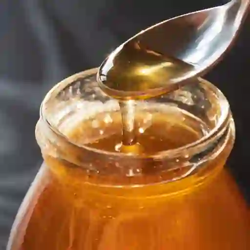 蜂蜜罐中的勺子特写