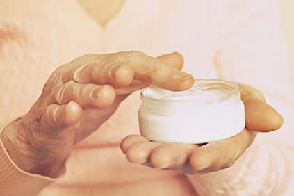 护肤霜，以防止白血病的治疗损伤。