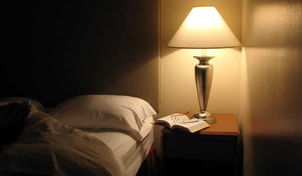 卧室和台灯图像