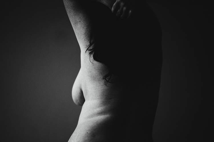 黑色和白色的图像从背后裸露上身的女人