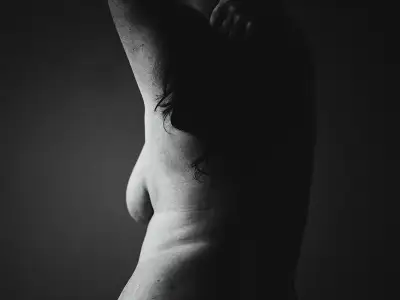 黑白图像，上身赤裸的女人从后面