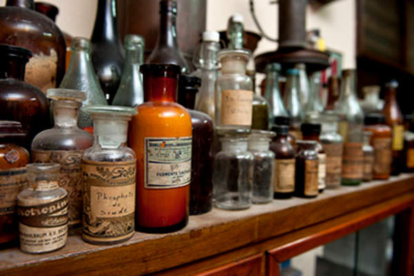 自然疗法瓶子。