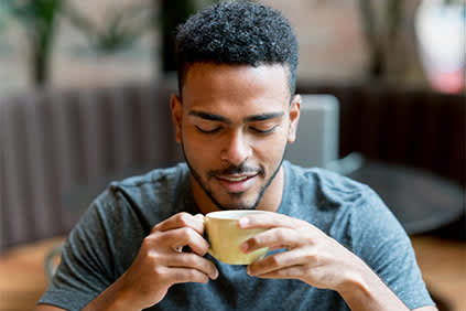 年轻人在咖啡馆喝咖啡。