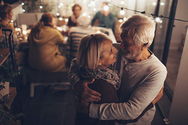 在一个家庭事件情侣拥抱。