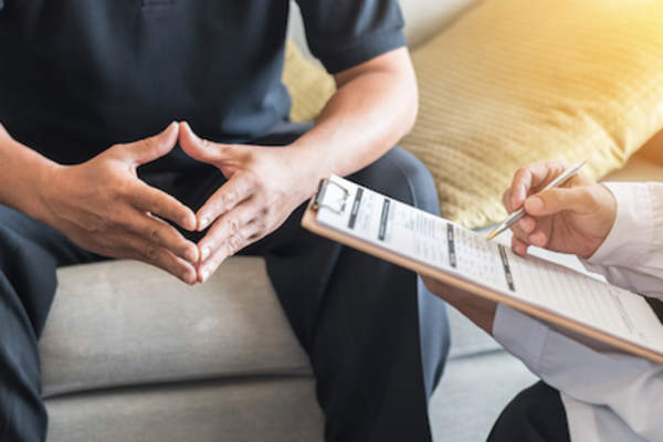 医生会在与男性患者的治疗方案。