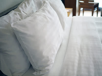 床上的白色枕头。
