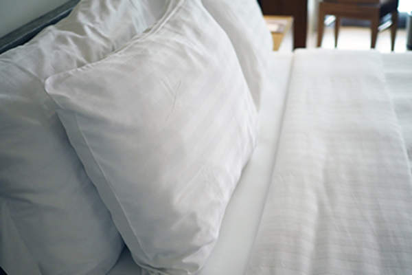 床上的白色枕头。