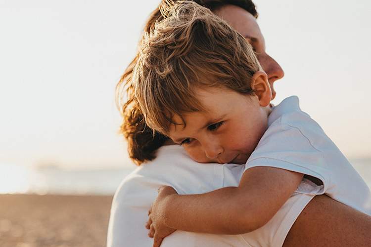 年轻的男孩拥抱他的母亲