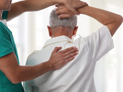 物理治疗与帮助肩关节活动范围的患者。