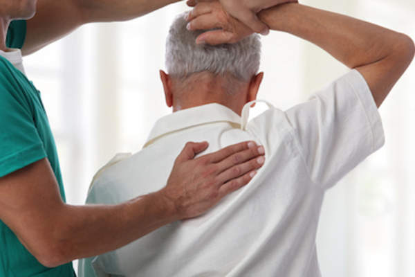 物理治疗与帮助肩关节活动范围的患者。