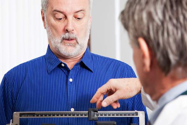 中年男子在规模医生的办公室。