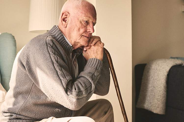 老人独自在家。