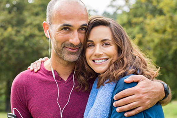 飞度夫妇微笑。