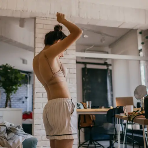 穿胸罩的女人自我检查