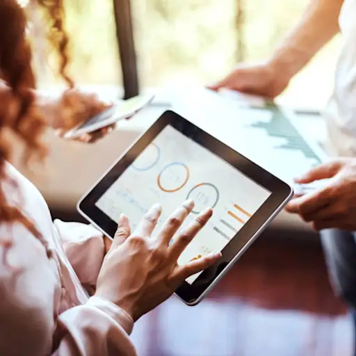 女人在平板电脑上看数据