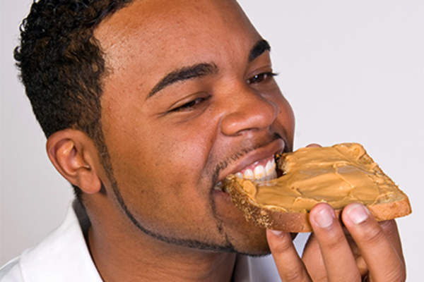 年轻人吃全麦花生酱土司。