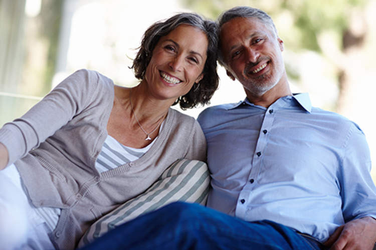 快乐的中年夫妇面带微笑。