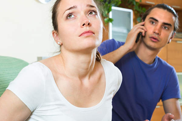 男子叫医生为女性的健康问题的图像。