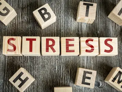 紧张的词语概念，压力在信件块中拼写出来。