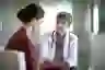 医生正在和一位不开心的女病人谈话