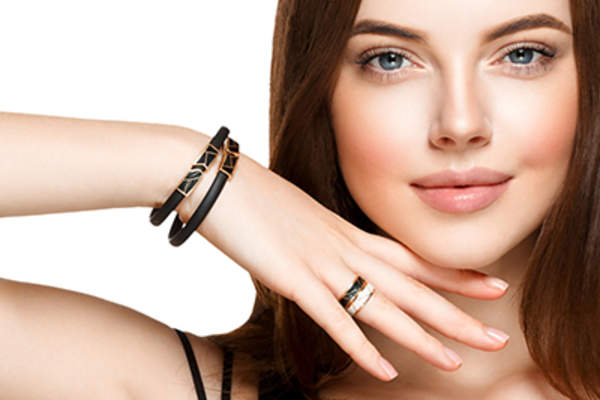 年轻漂亮的女人。