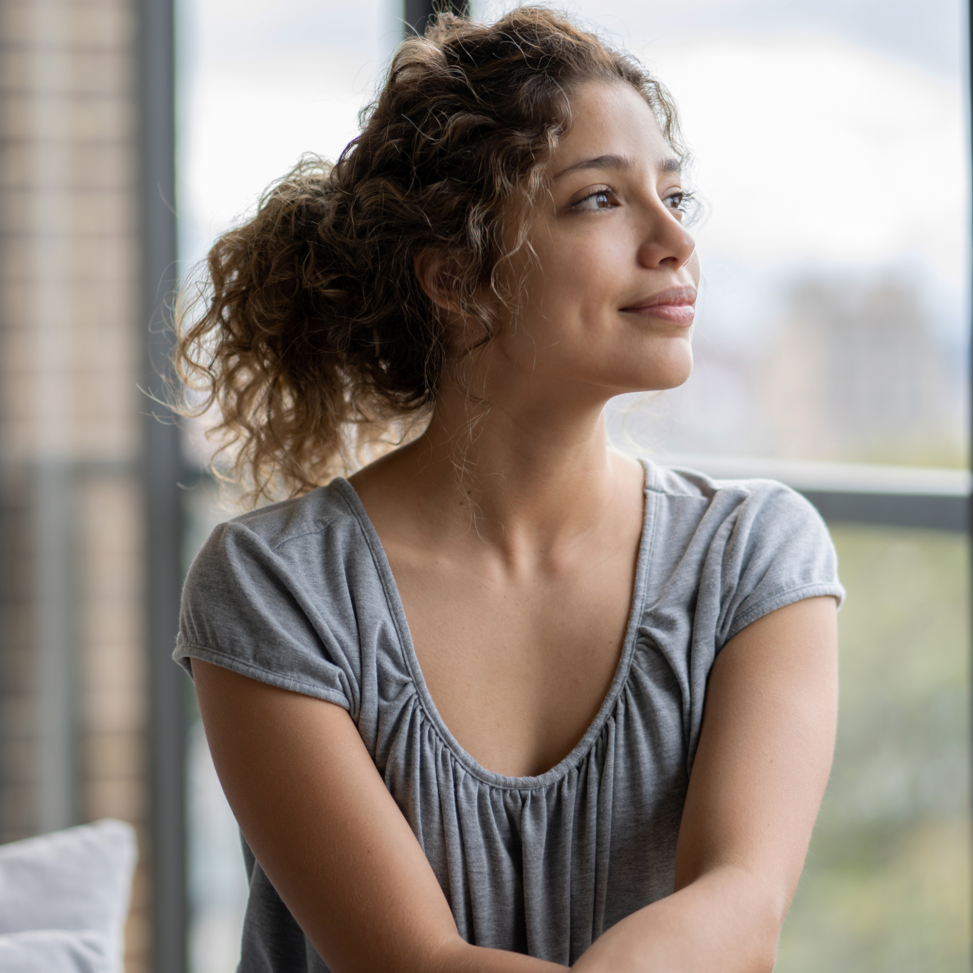 一个深思熟虑的女人在家里，看起来很怀旧