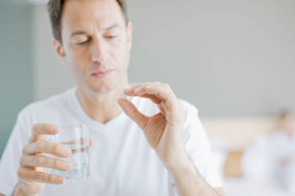 男人在吃药。